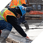 Employés de CSL Ltée qui travail sur le béton