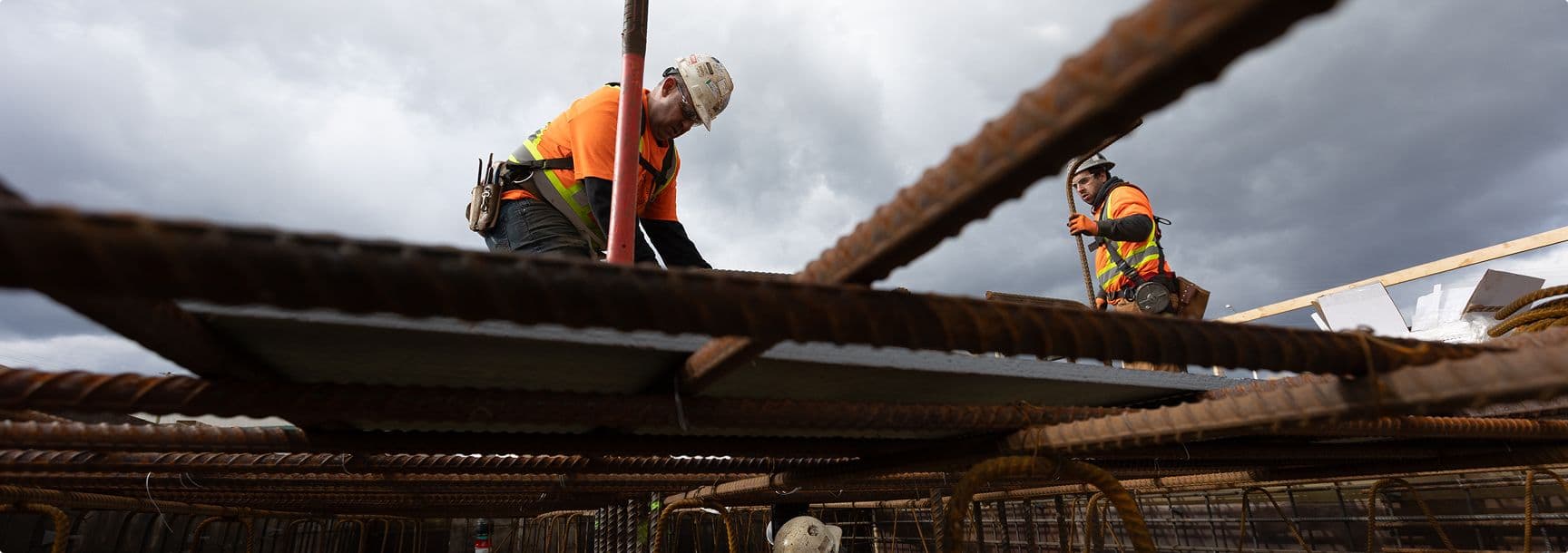 Chantier CSL Ltée : Installation de modules préfabriqués par levage à la grue mobile pour un complexe institutionnel.