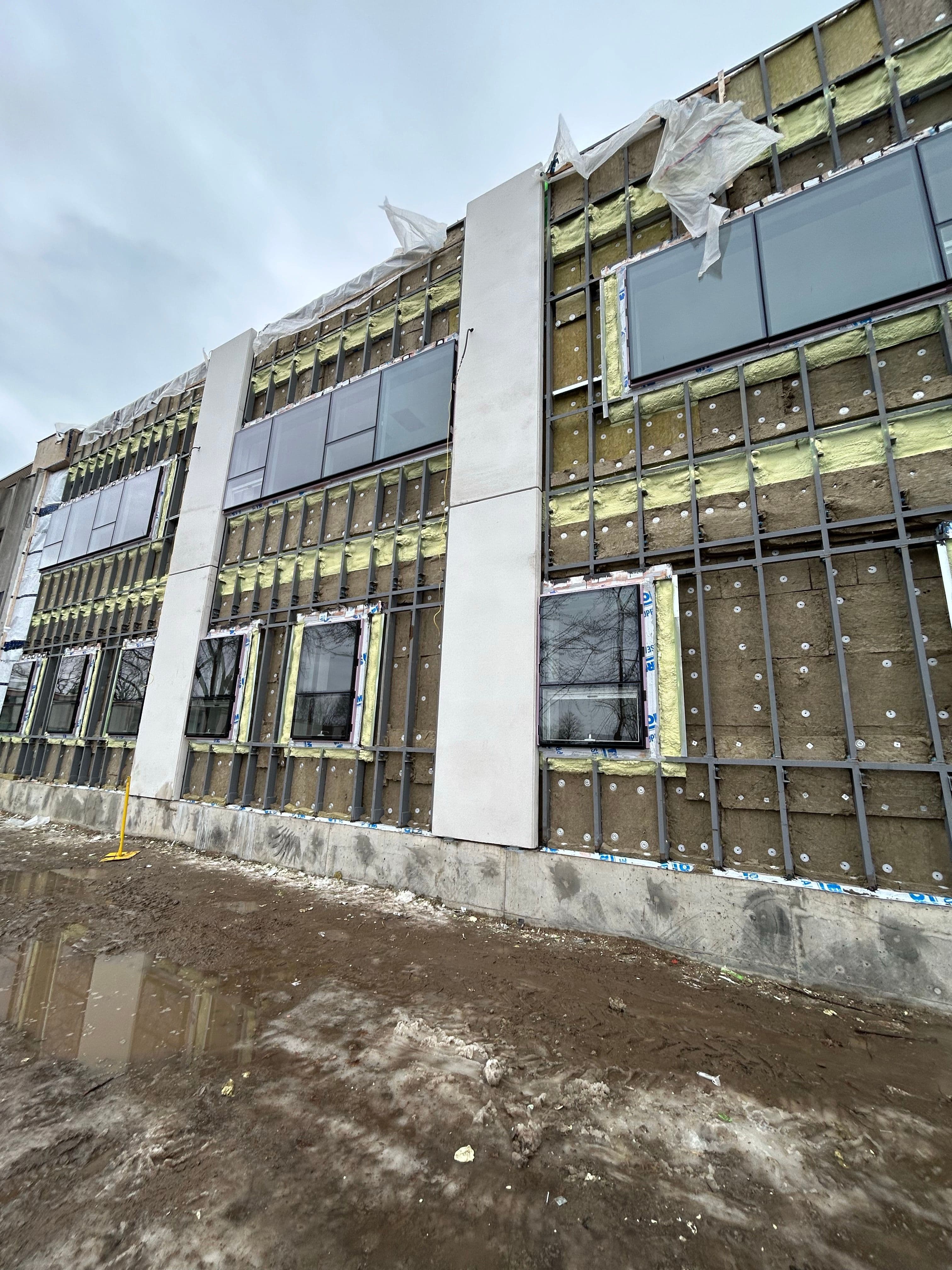 Travaux de réfection du revêtement extérieur et remplacement des fenêtres sur une école secondaire réalisé par CSL Ltée