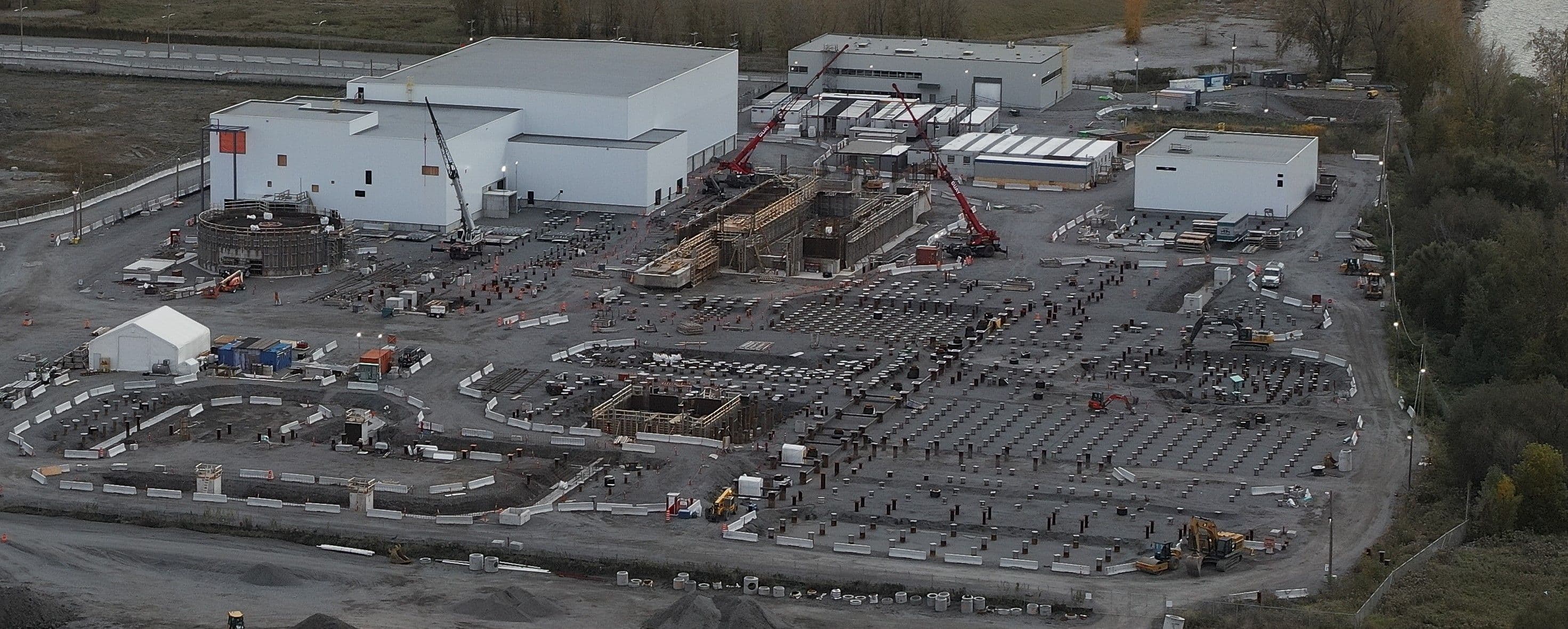 Chantier Varennes Carbon Recycling montrant les fondations, les structures en béton et l’organisation du site en cours de construction réalisé par CSL Ltée