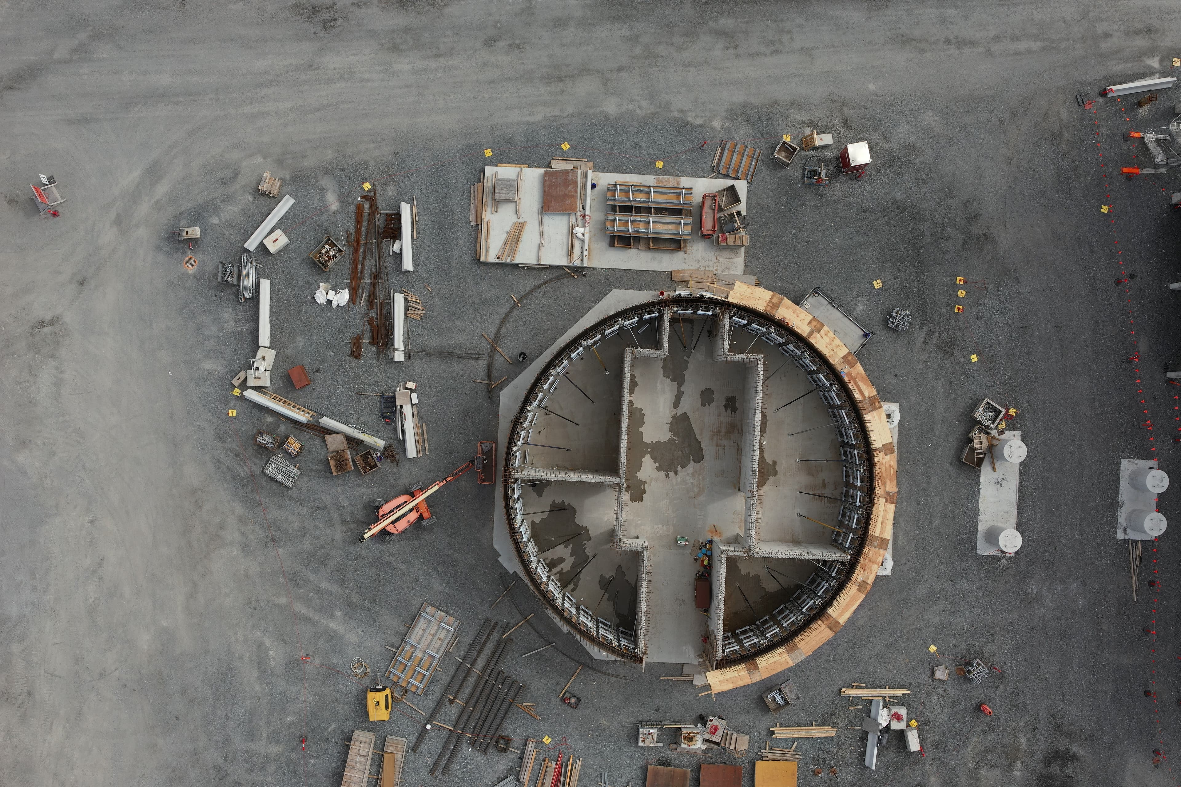 Vue aérienne des travaux de construction d’un ouvrage circulaire en béton sur le site de Varennes Carbon Recycling réalisé par CSL Ltée