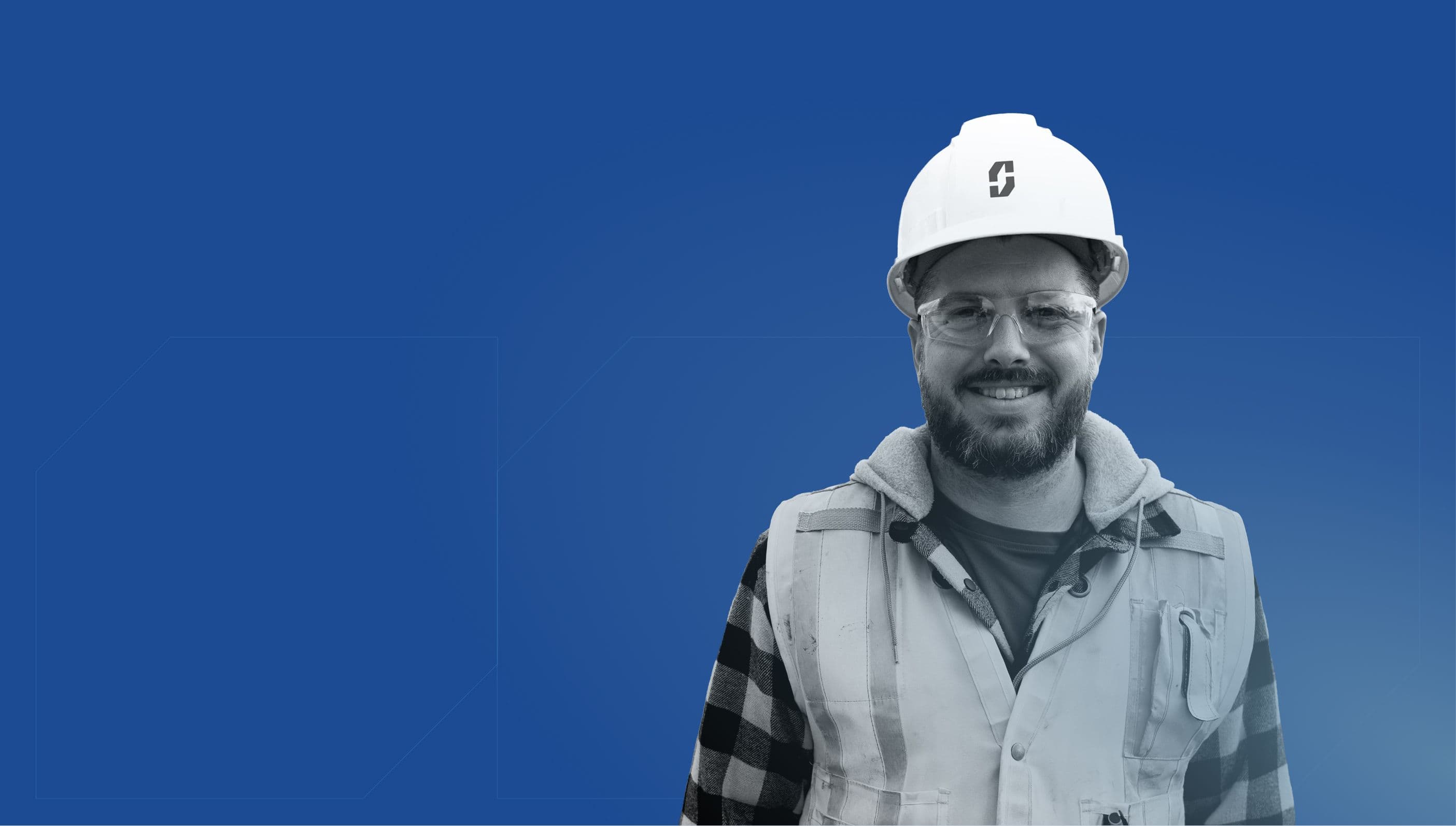 Employé de CSL Ltée posant de face avec un casque blanc ayant le logo bleu de CSL Ltée