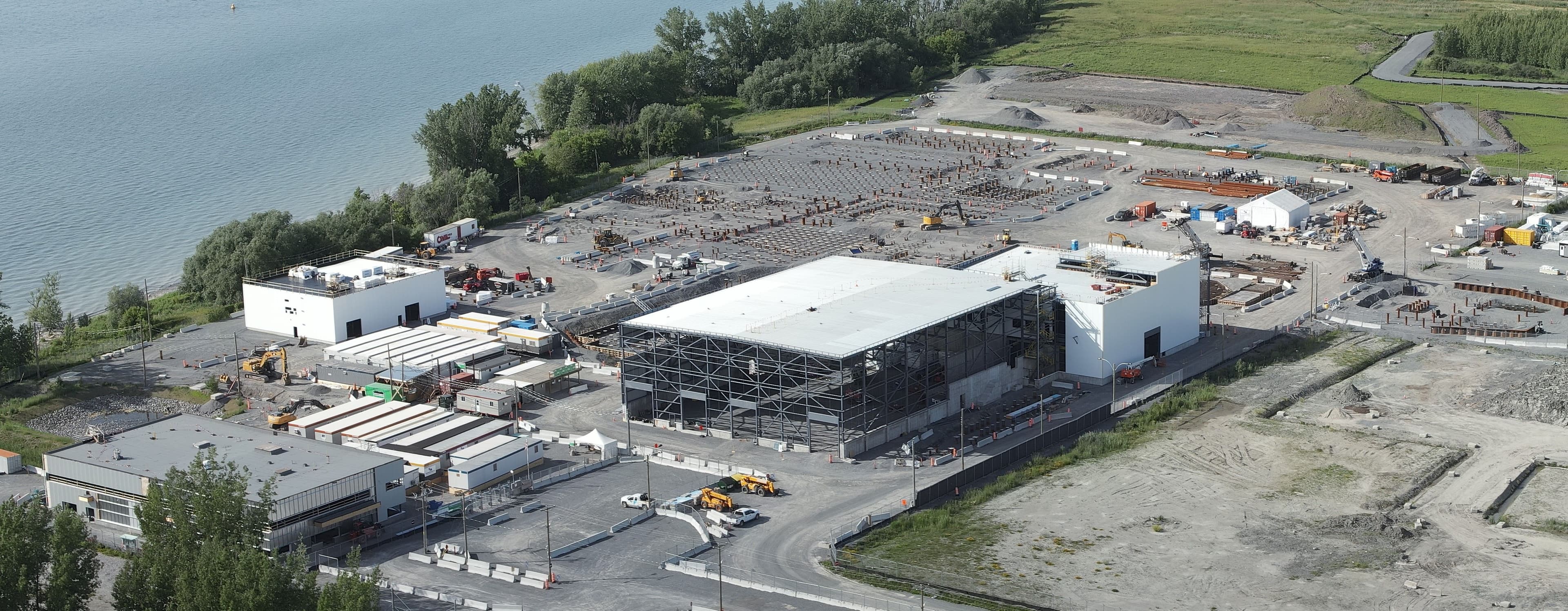 Vue d’ensemble du chantier Varennes Carbon Recycling avec bâtiments industriels, structures d’acier et zones de fondations réalisé par CSL Ltée