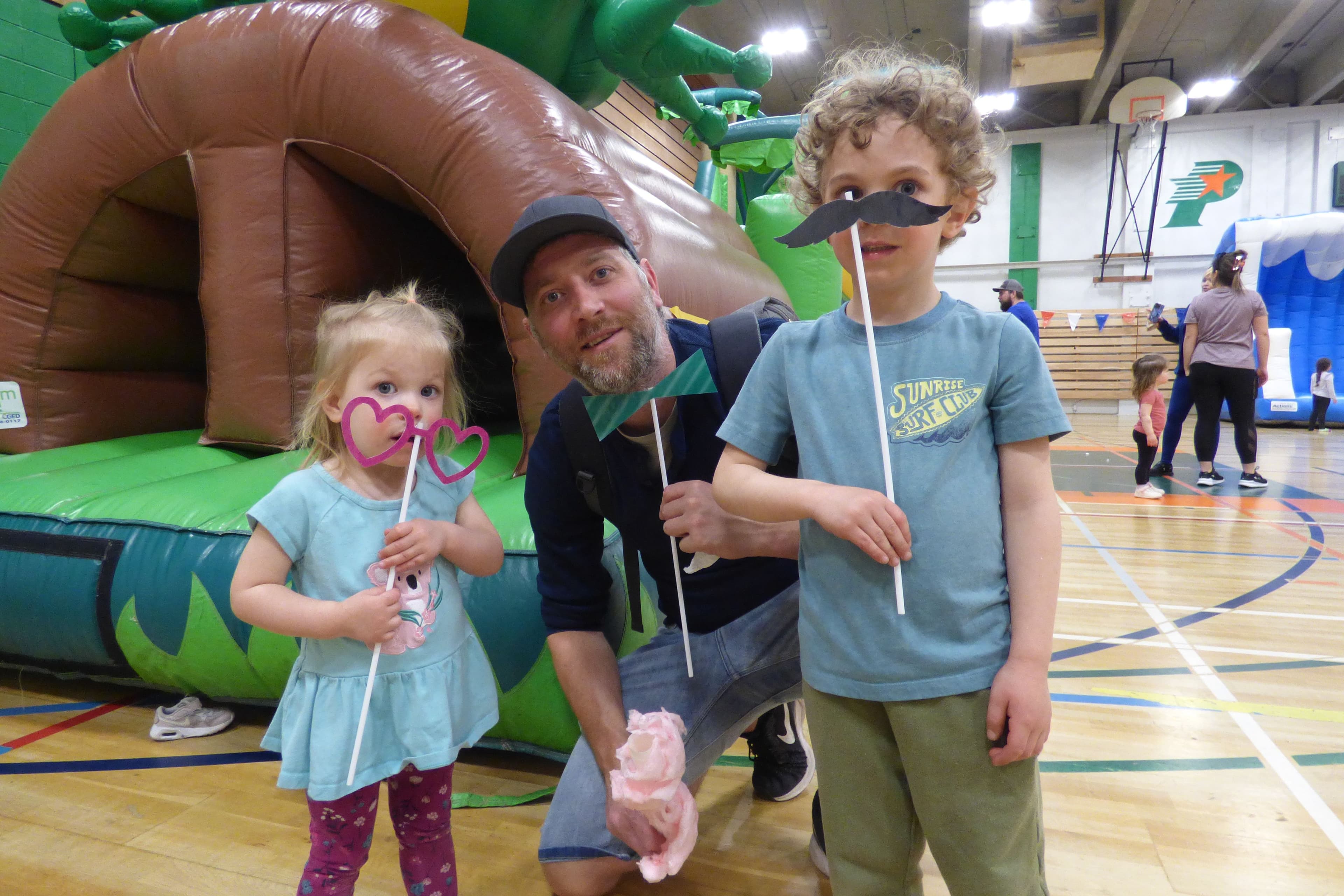 Événement familial CSL Ltée : employés et leurs enfants profitant de jeux gonflables et d'animations lors d'une fête d'entreprise.