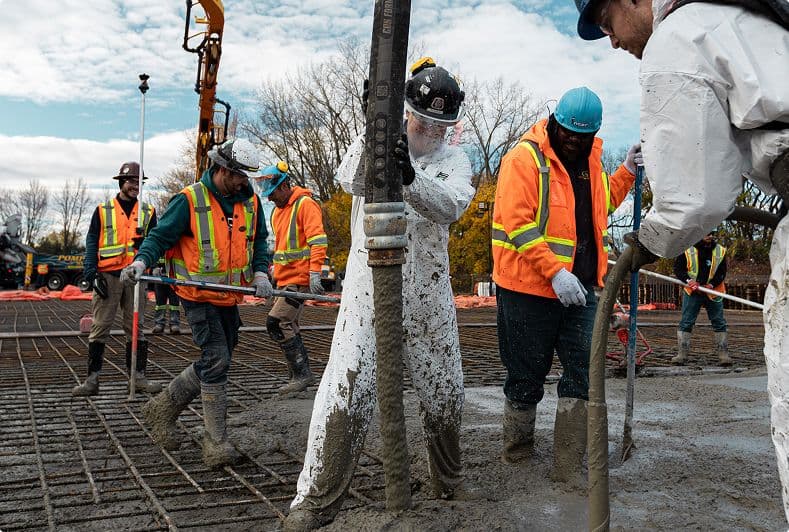 Équipe de CSL Ltée qui coule du béton dans un chantier