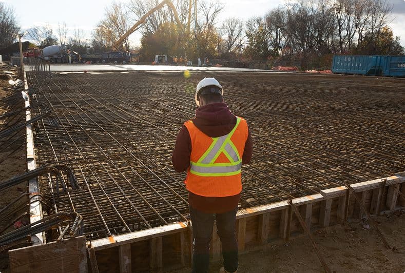 Employé qui inspecte un chantier de construction réalisé par CSL Ltée