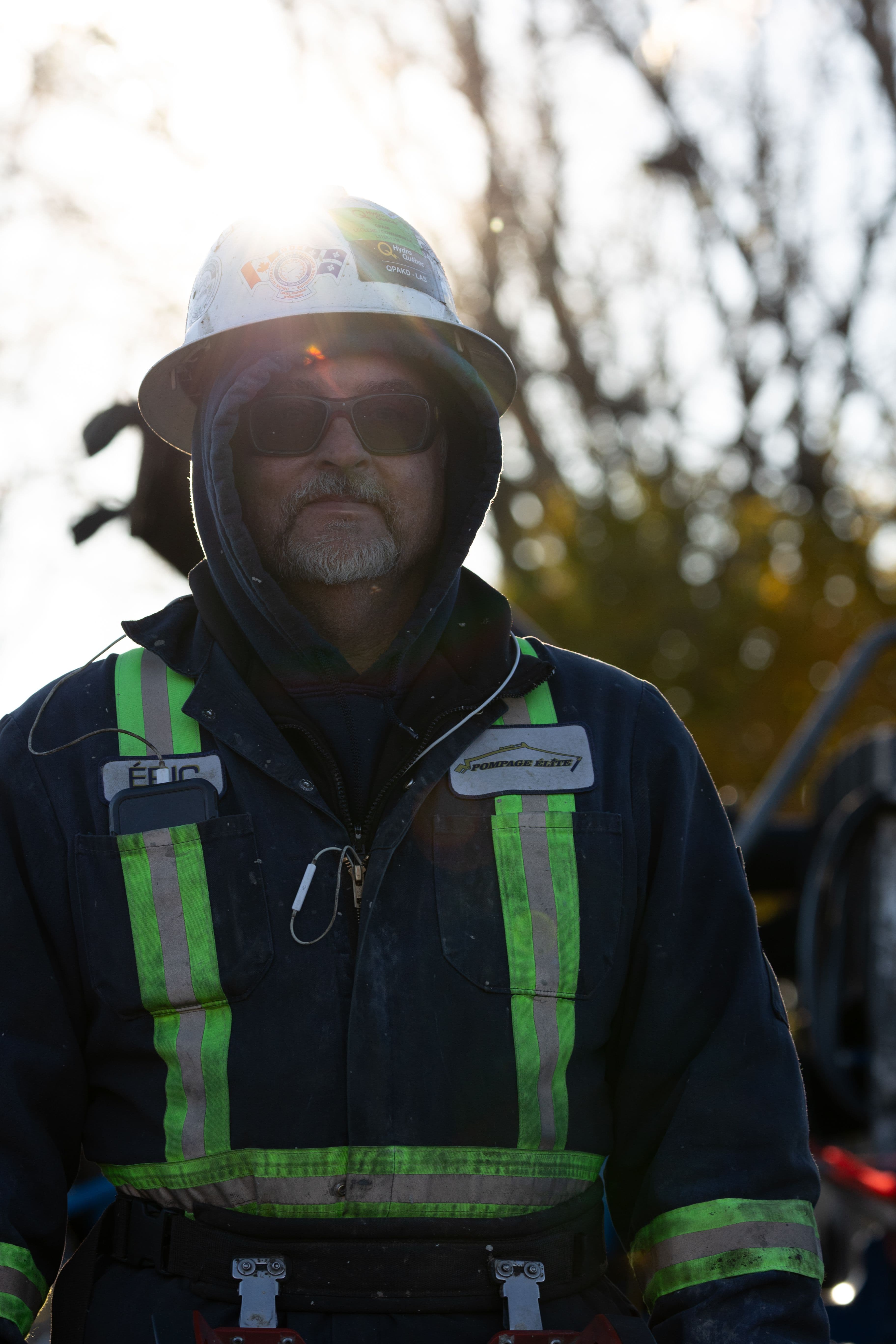 ortrait d'un opérateur spécialisé sur un chantier de CSL Ltée, équipé de ses protections individuelles et prêt pour les travaux de génie civil.