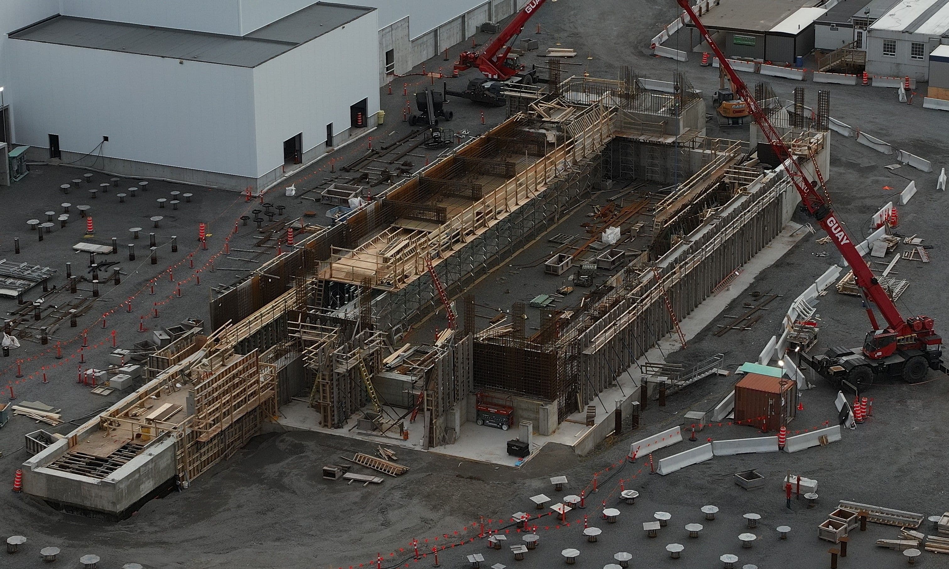 Vue aérienne des travaux structuraux en béton et coffrages sur le projet Varennes Carbon Recycling réalisé par CSL Ltée