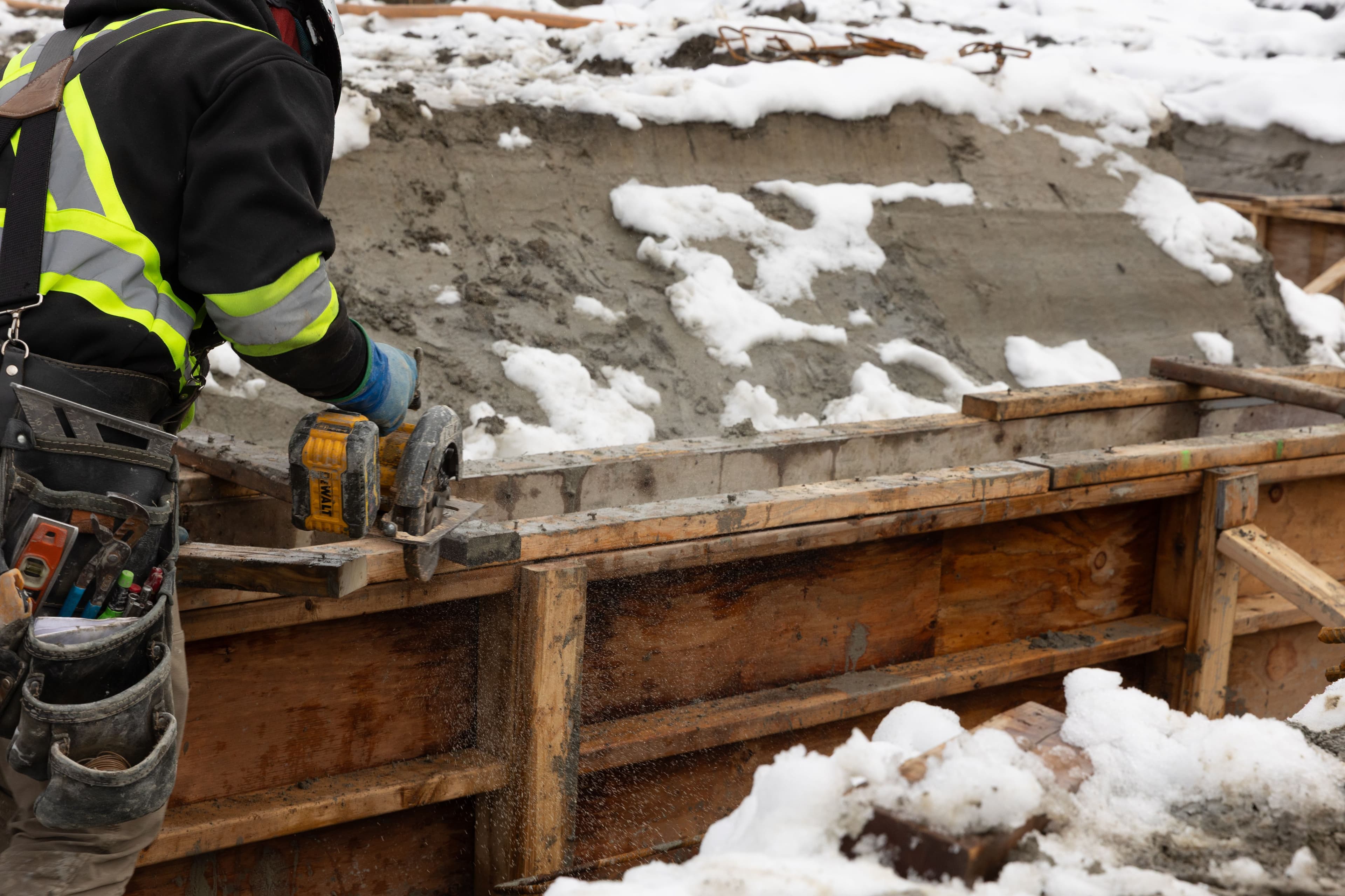 Chantier CSL Ltée : Installation de modules préfabriqués par levage à la grue pour un agrandissement institutionnel.
