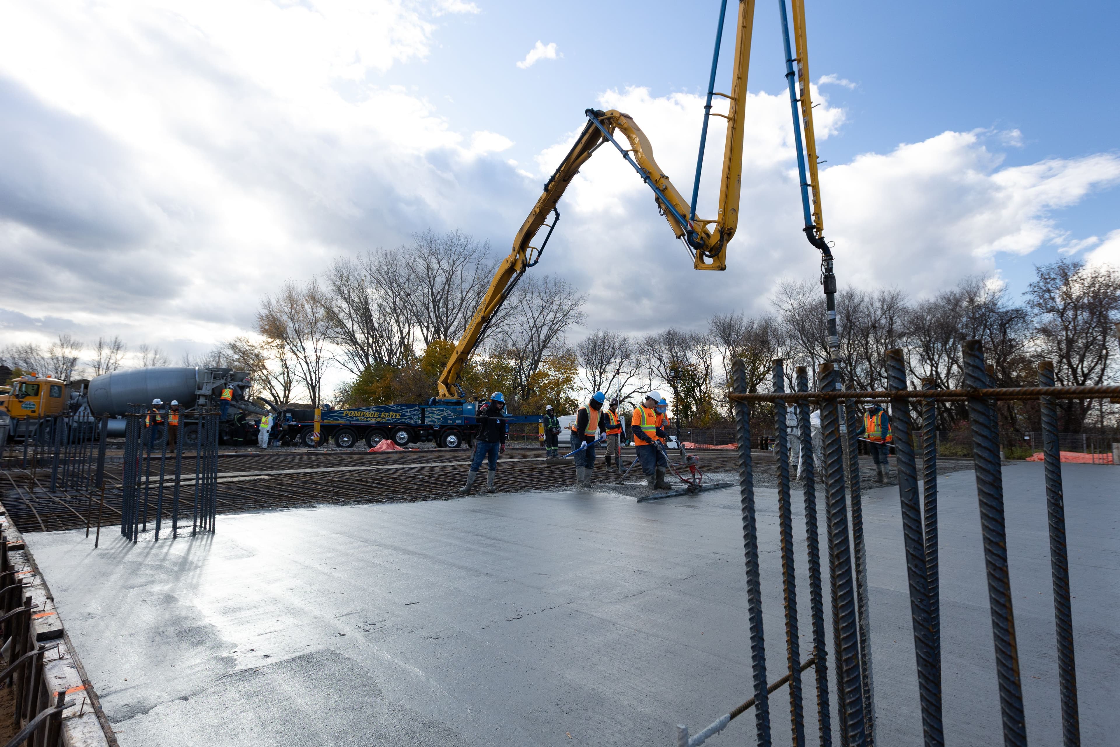 Chantier de la patinoire bleu blanc rouge à Sorel-Tracy réalisé par CSL Ltée