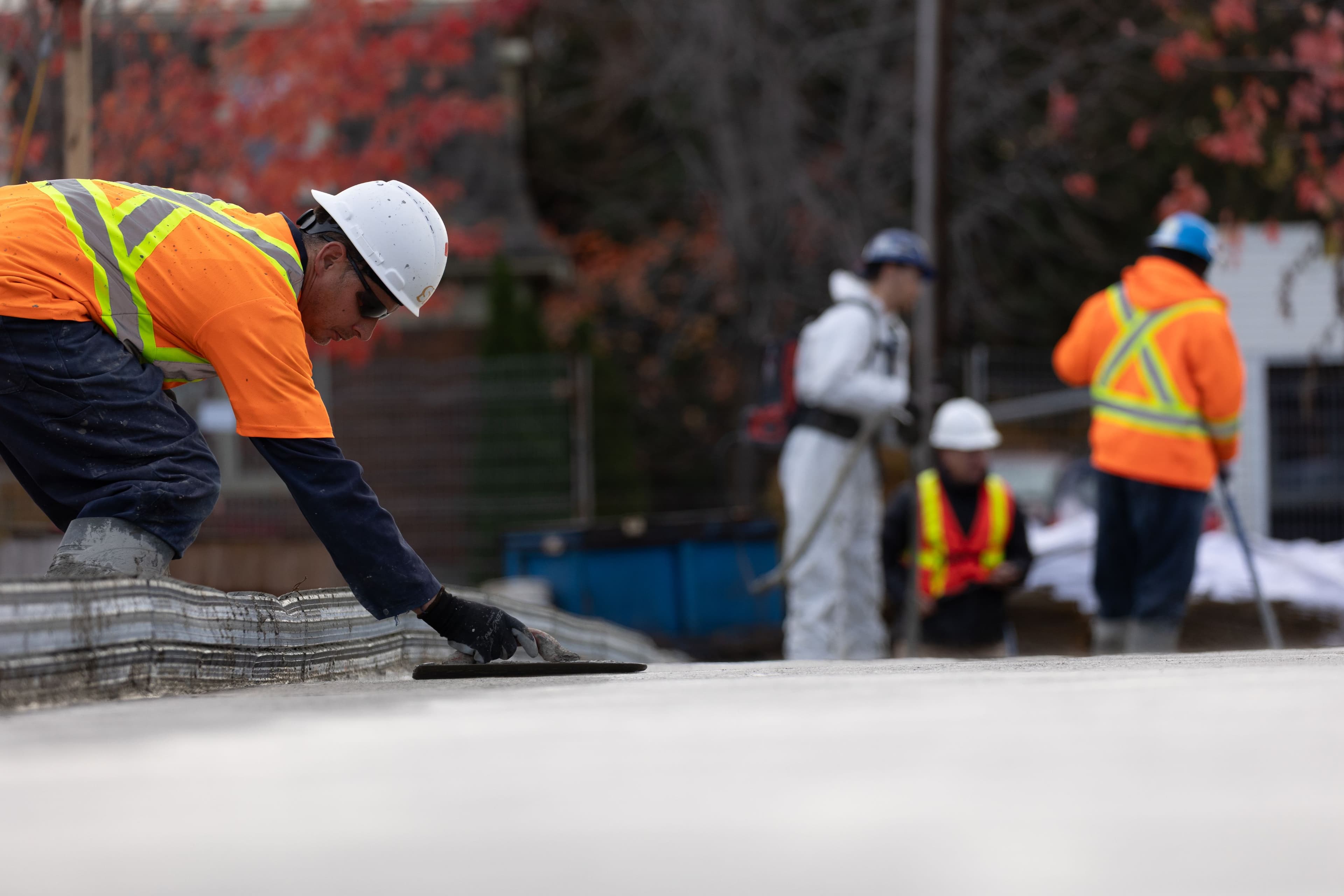 quipe de CSL Ltée installant et ligaturant les armatures d'acier d'une dalle de béton structurelle, vue en contre-plongée.