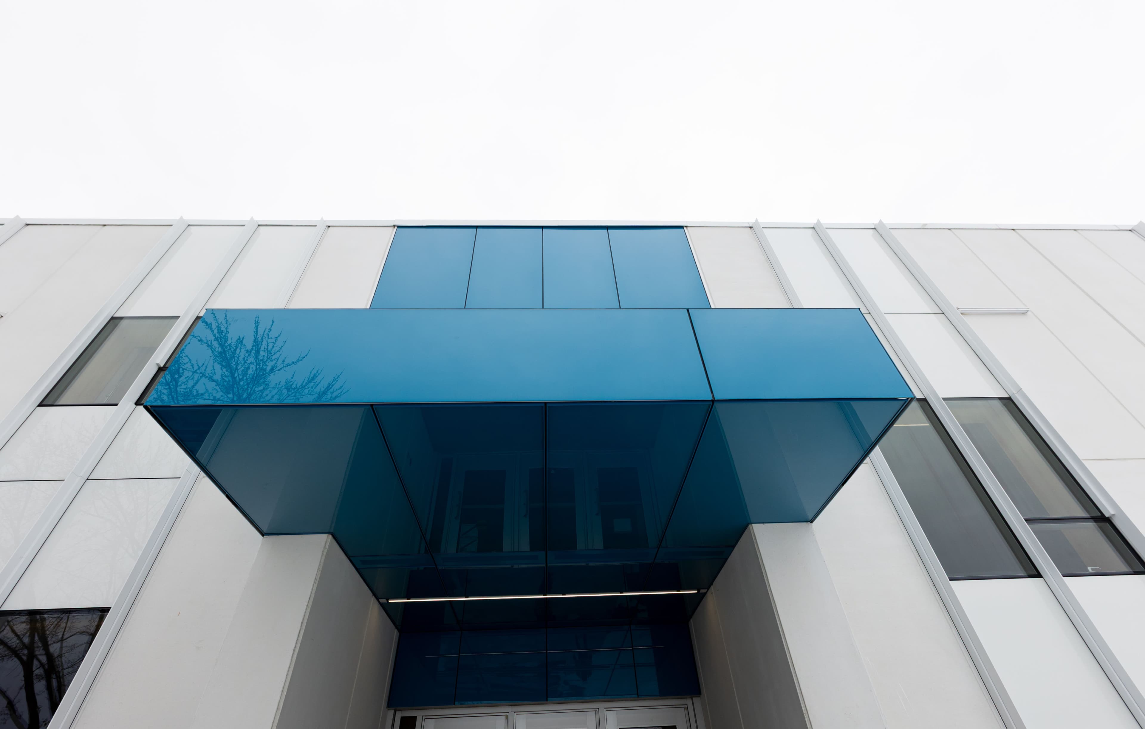 Façade moderne de l’école secondaire après réfection de l’enveloppe du bâtiment et de la fenestration réalisé par CSL Ltée
