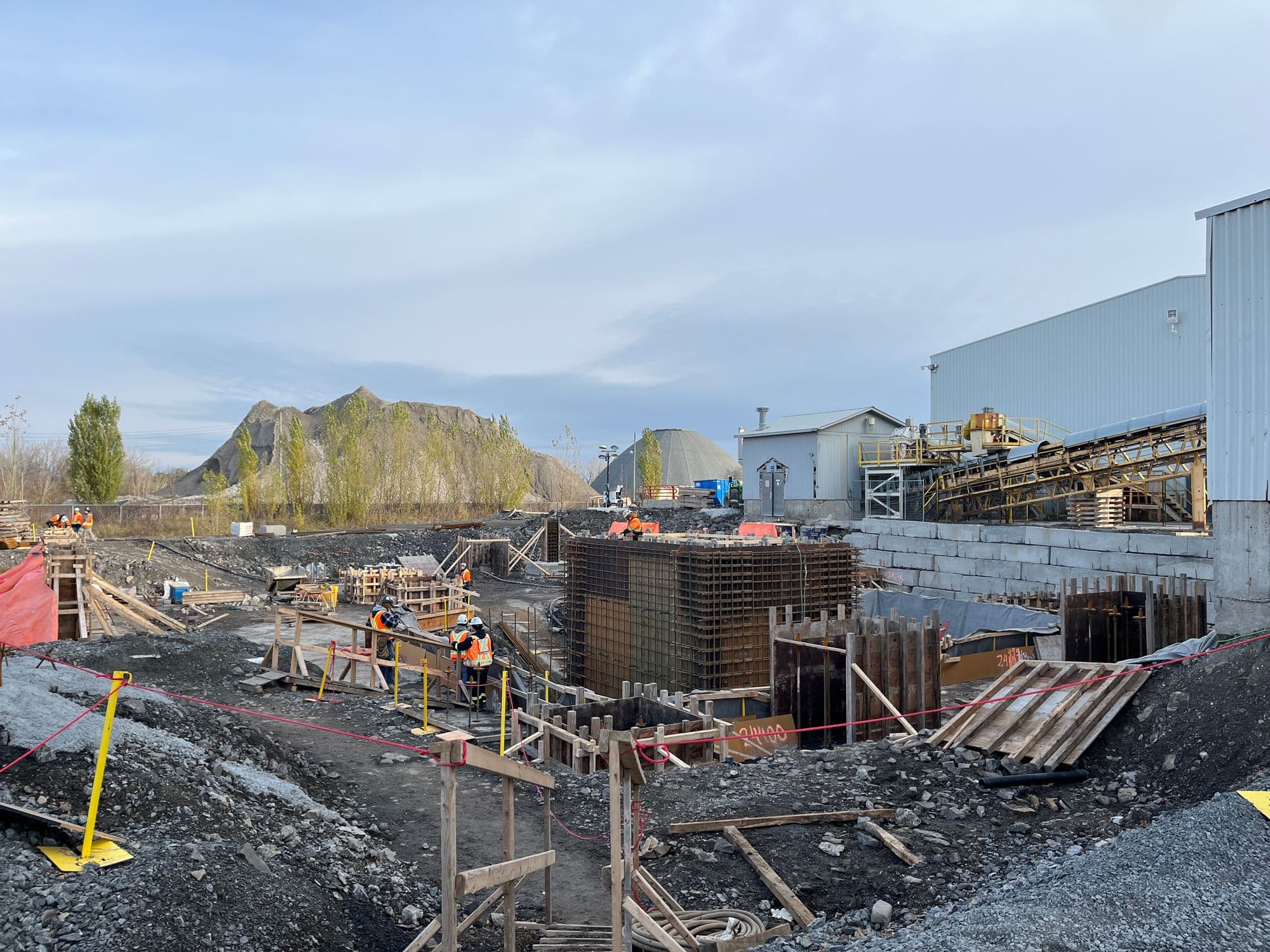 Travaux de coffrage et de bétonnage sur un chantier industriel chez CertainTeed, réalisés par CSL.