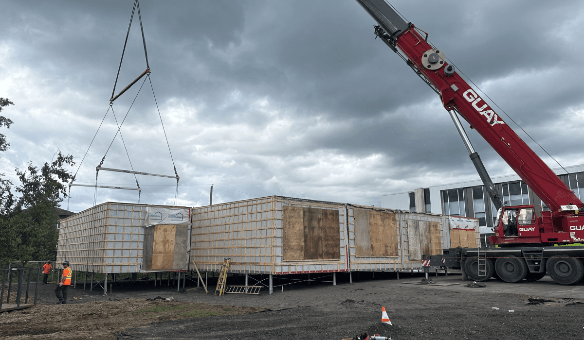 Installation de modules préfabriqués par CSL Ltée, assemblés sur chantier à l'aide d'une grue mobile réalisé par CSL Ltée