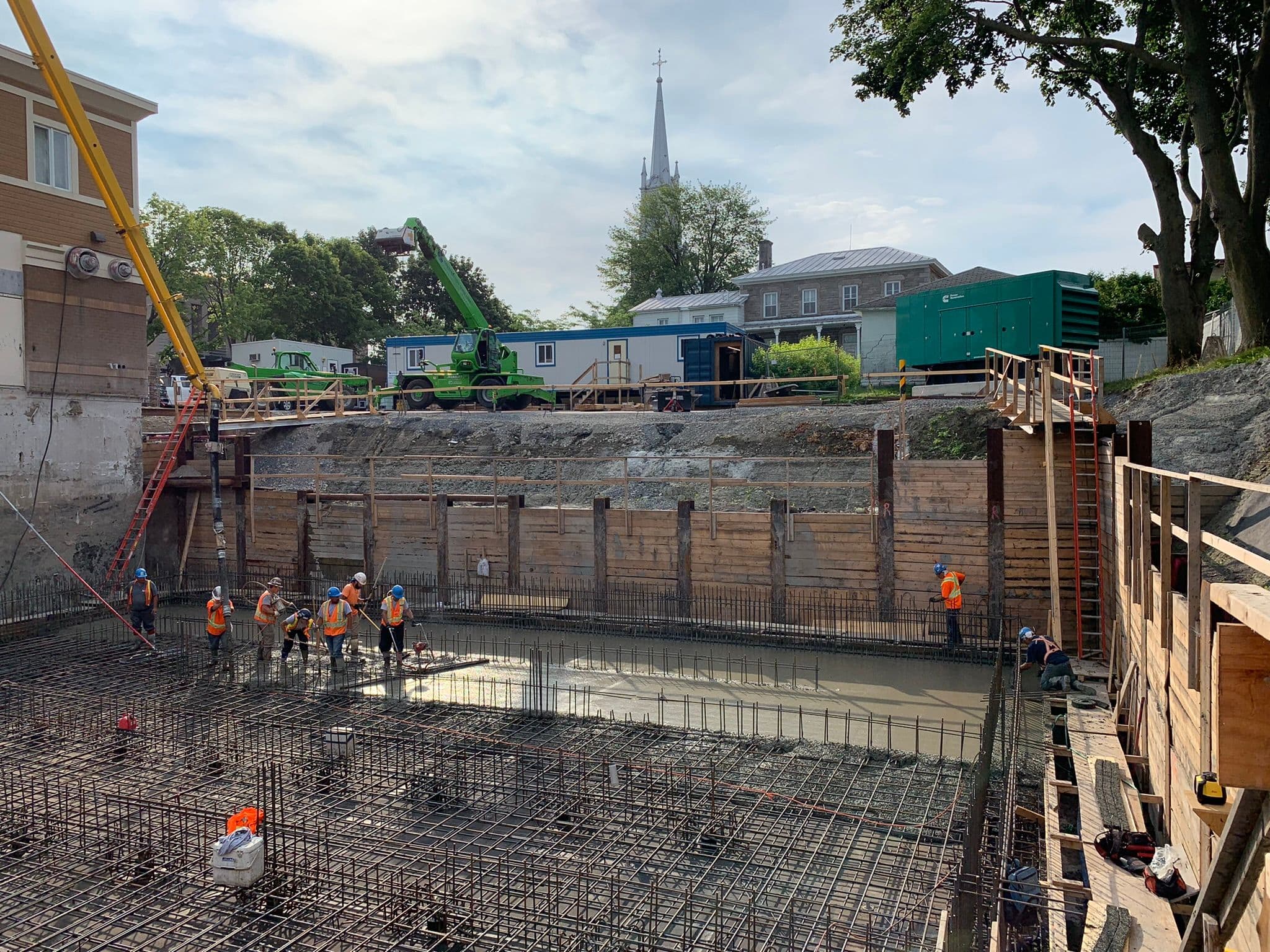 Excavation profonde et coffrage du réservoir d’eau potable à Contrecœur avec armature en acier en place réalisé par CSL Ltée