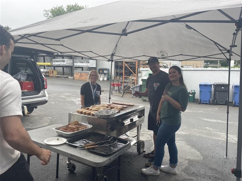 Culture d'entreprise chez CSL Ltée : rassemblement convivial des employés pour un dîner barbecue sur les lieux de l'entreprise.
