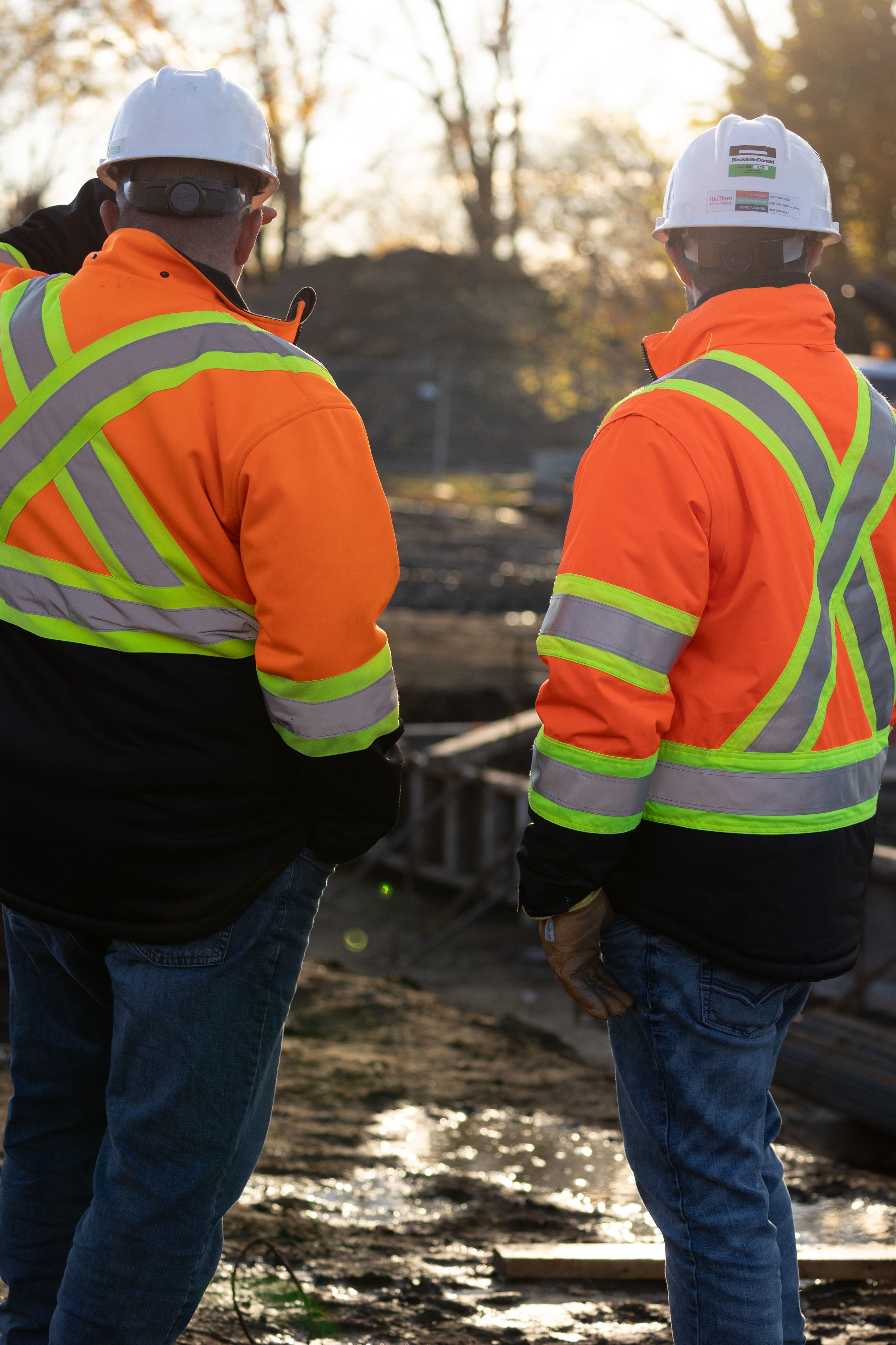 Superviseurs de chantier CSL Ltée inspectant l'avancement des travaux de génie civil et planifiant les prochaines étapes de construction.